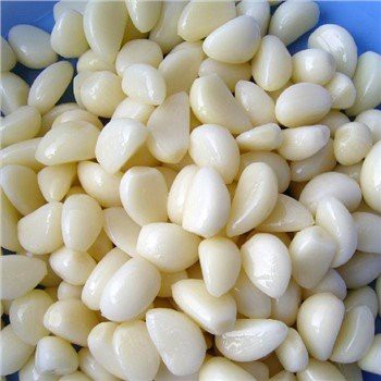 Zamrznjen svež, vakuumsko pakiran olupljen česen, napolnjen z dušikom